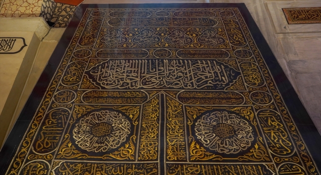 Kabe’nin kapı örtüsü Edirne Eski Cami’de sergileniyor