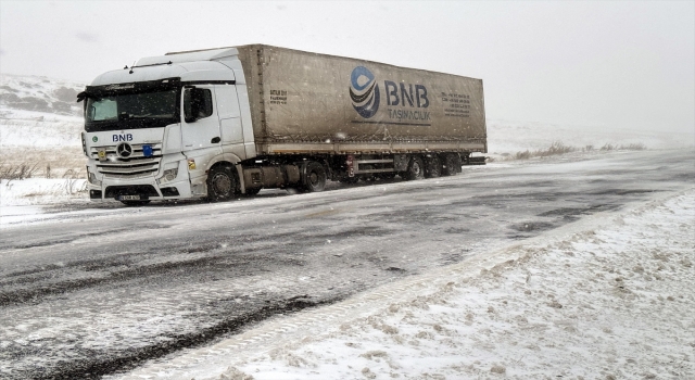 ArdahanŞavşat kara yolu buzlanma nedeniyle ağır tonajlı araçlara kapatıldı