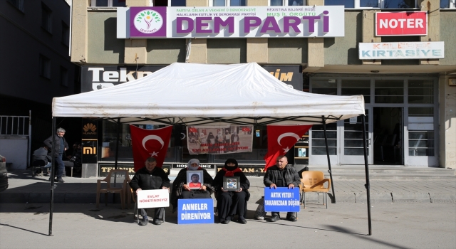 Muşlu aileler DEM Parti binası önündeki ”evlat nöbeti”ni sürdürdü 