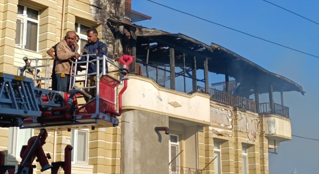 Hatay’da 3 katlı binada çıkan yangında mahsur kalan 3 kişi kurtarıldı