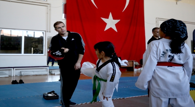 Polislerin tekvando ile tanıştırdığı çocuklar yaklaşık 800 madalya kazandı