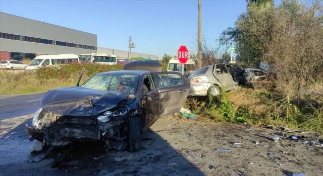 Bursa’da iki otomobilin çarpıştığı kazada 7 kişi yaralandı