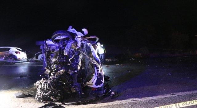 Burdur’da 2 otomobil ile hafif ticari aracın karıştığı kazada 1 kişi öldü, 7 kişi yaralandı