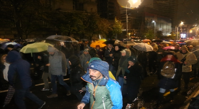 Sırbistan’da tren istasyonundaki ölümlü kazayı protesto edenler başbakanın istifasını istedi