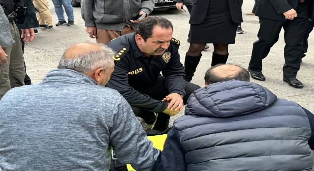 Antalya İl Emniyet Müdürü, trafik kazasında yaralanan polisin elini tutarak ambulansı bekledi 