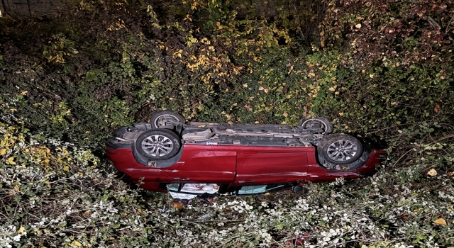 Anadolu Otoyolu’nun Sakarya kesiminde şarampole devrilen otomobildeki 2 kişi yaralandı