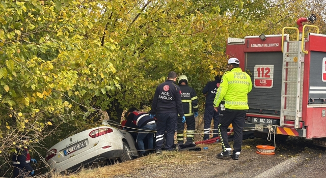 Adıyaman’da otomobil ile hafif ticari aracın çarpıştığı kazada 3 kişi hayatını kaybetti