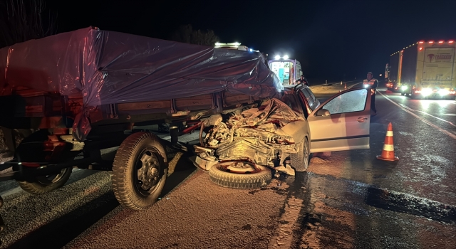 Edirne’de traktörün römorkuna çarpan otomobilde 1 kişi öldü, 1 kişi yaralandı