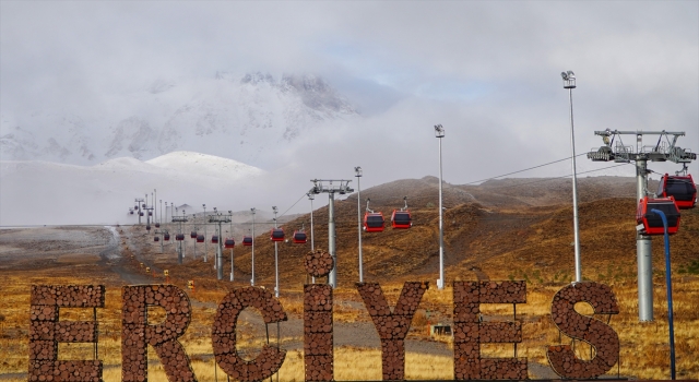 Erciyes Kayak Merkezi’ne kar yağdı