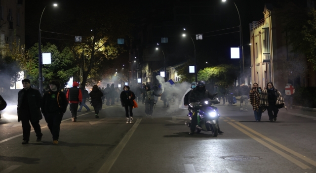 Gürcistan’da seçim sonuçlarına karşı çıkan göstericilerin kapattığı cadde polislerce açıldı