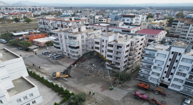 Adana’da güçlendirme başvurusu yapılmayan orta hasarlı binaların yıkımı sürüyor