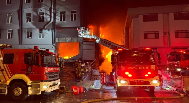 Beylikdüzü’nde fabrika çıkan yangına müdahale ediliyor