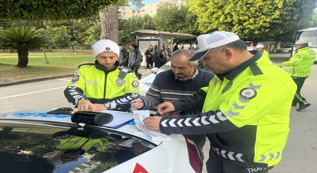 Adana’da trafik polisleri toplu taşıma araçlarını sivil denetledi