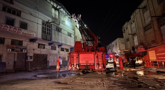 Gaziantep’te ayakkabı ve terlik imalathanesinde çıkan yangın söndürüldü