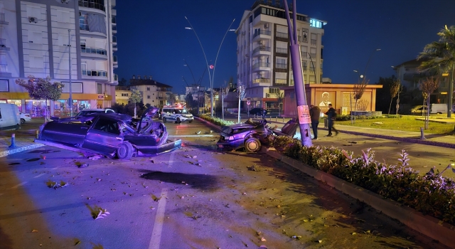 Antalya’da aydınlatma direğine çarpıp ikiye bölünen otomobildeki genç kız öldü, sürücü yaralandı