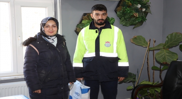 Yalova’da temizlik işçisinin sokakta bulduğu cüzdan sahibine ulaştırıldı