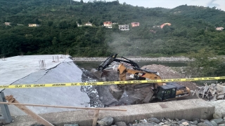 Giresun’da taşkın sahasında inşa halindeki yapı iş makineleriyle yıkıldı