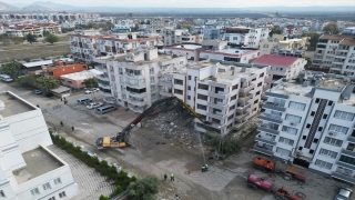 Adana’da güçlendirme başvurusu yapılmayan orta hasarlı binaların yıkımı sürüyor