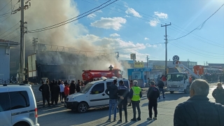 Niğde’de oto tamirhanesinde çıkan yangında 3 araç kullanılamaz hale geldi